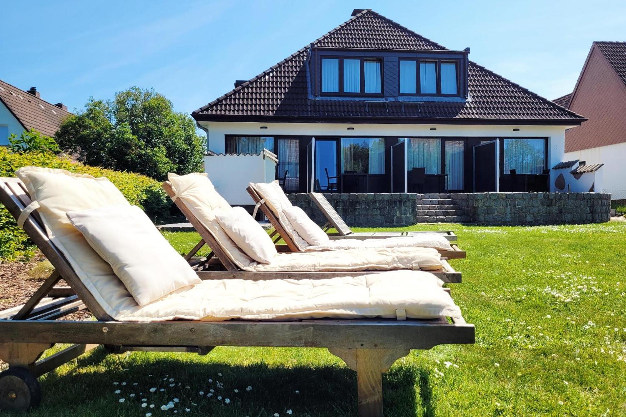 Strandnahe Ferienwohnung - Sehr Modern Und Hochwertig Eingerichtet, Inklusive Parkplatz, Gartenzugang Und Fahrradunterstellmoeglichkeit Scharbeutz Exterior photo