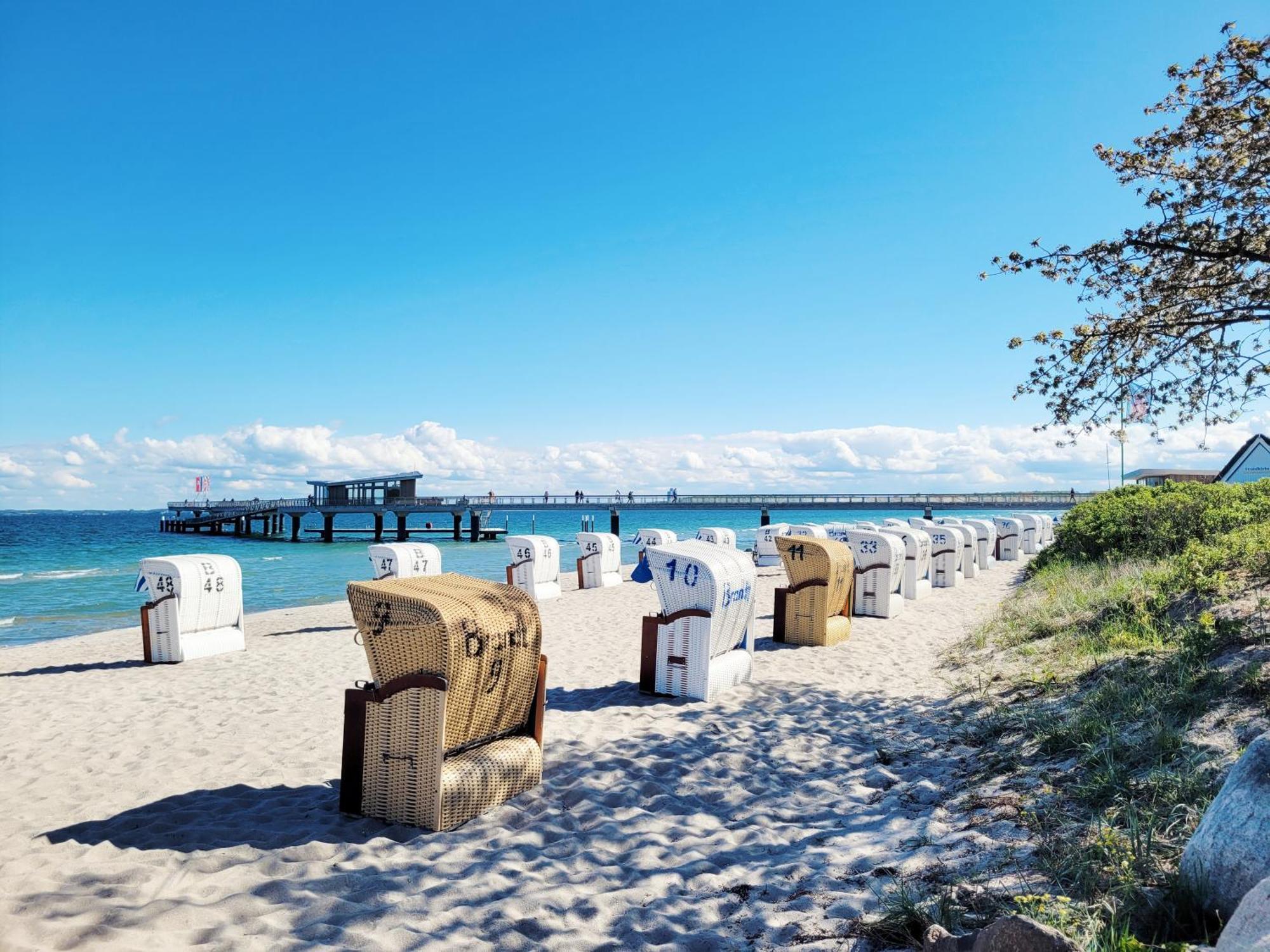 Strandnahe Ferienwohnung - Sehr Modern Und Hochwertig Eingerichtet, Inklusive Parkplatz, Gartenzugang Und Fahrradunterstellmoeglichkeit Scharbeutz Exterior photo